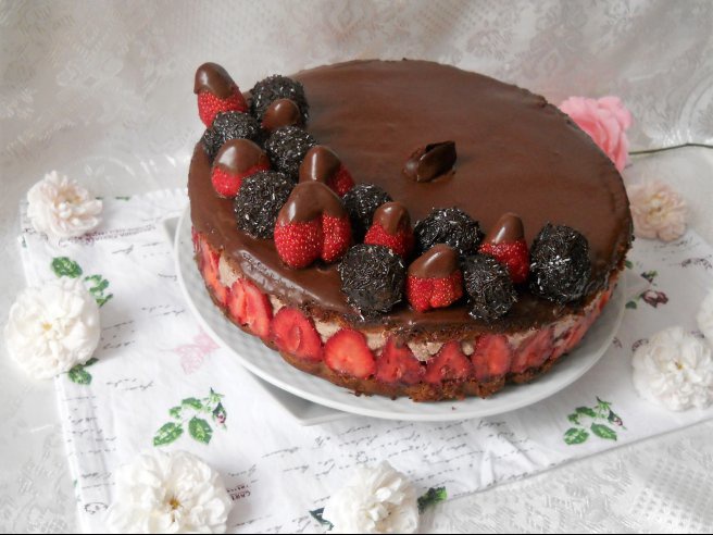 Tort cu ciocolata si capsune