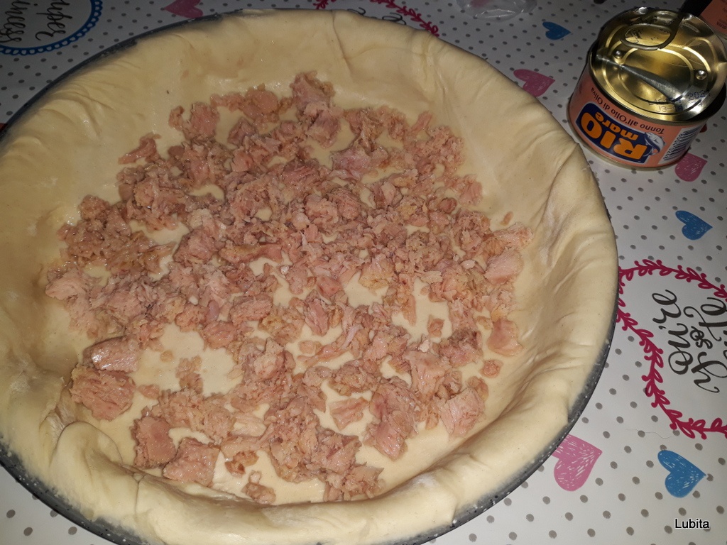 Tarta cu ton si rosii