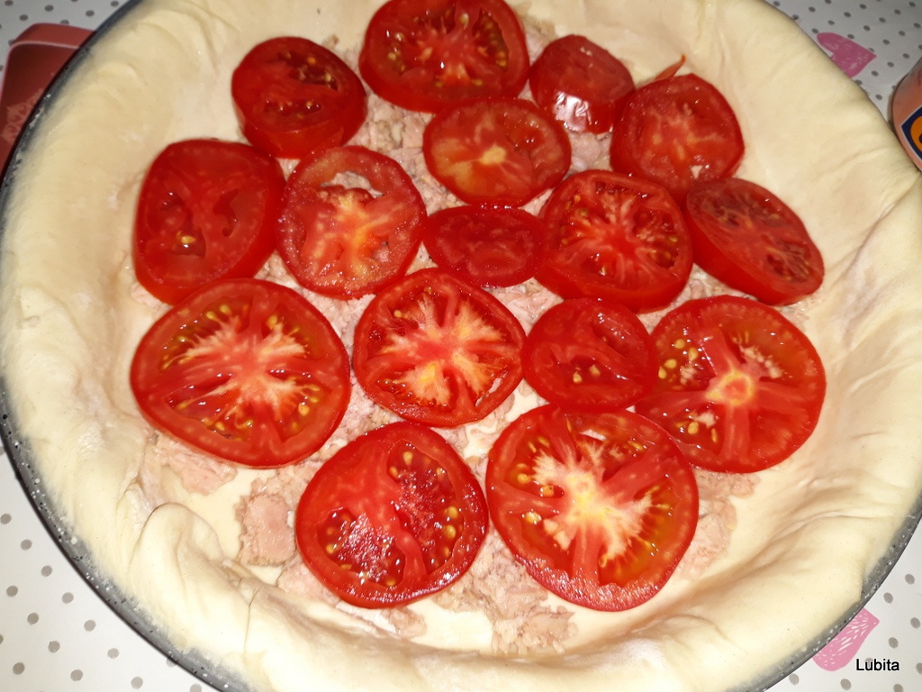 Tarta cu ton si rosii