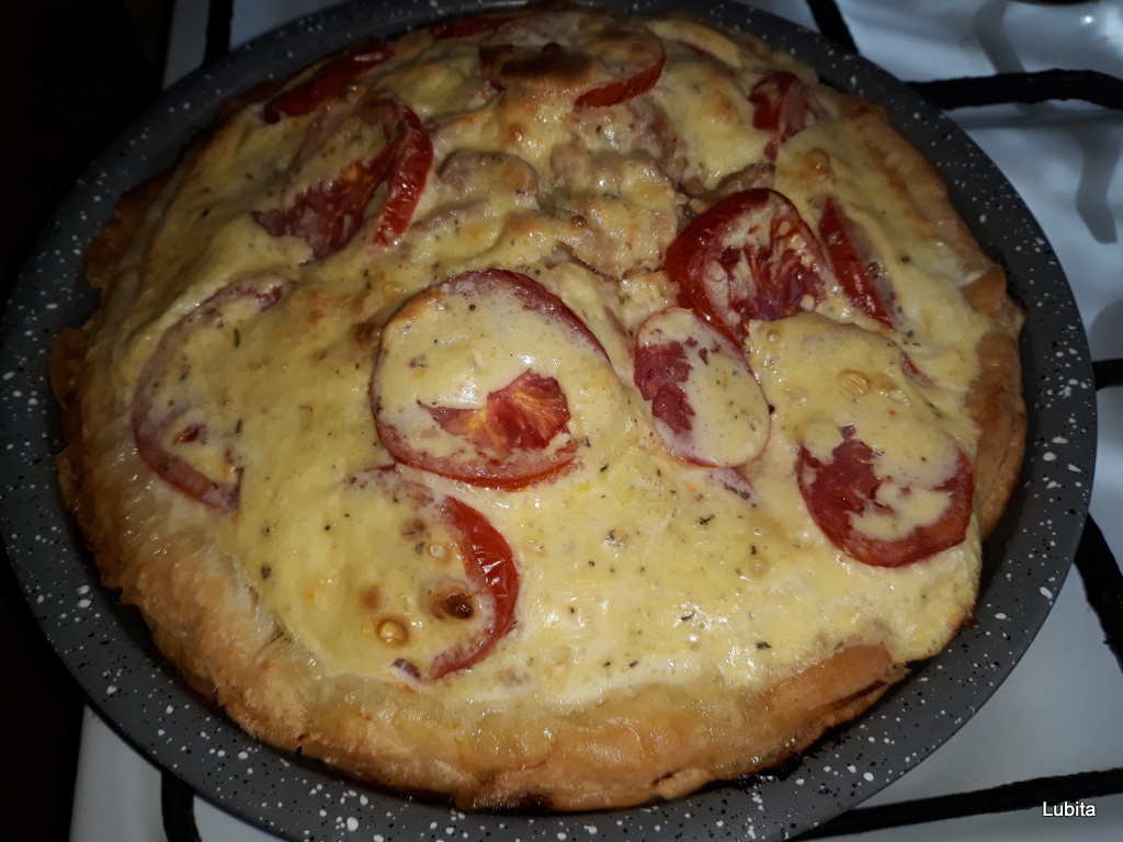 Tarta cu ton si rosii