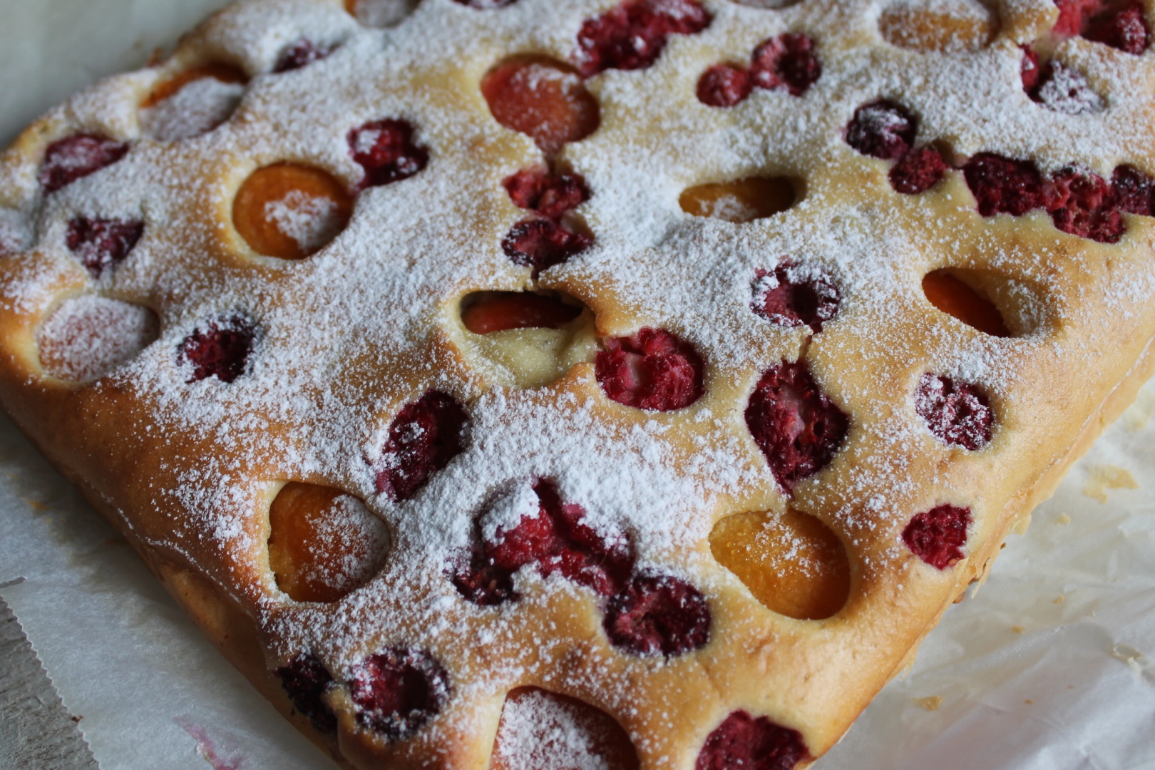 Prajitura cu caise si zmeura