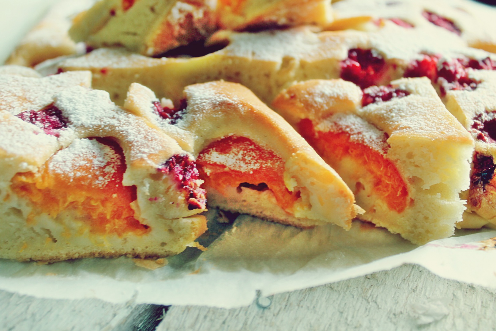 Prajitura cu caise si zmeura