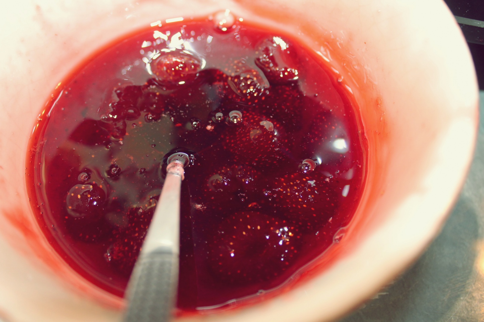 Strudel cu visine, capsuni, migdale si ulei de cocos