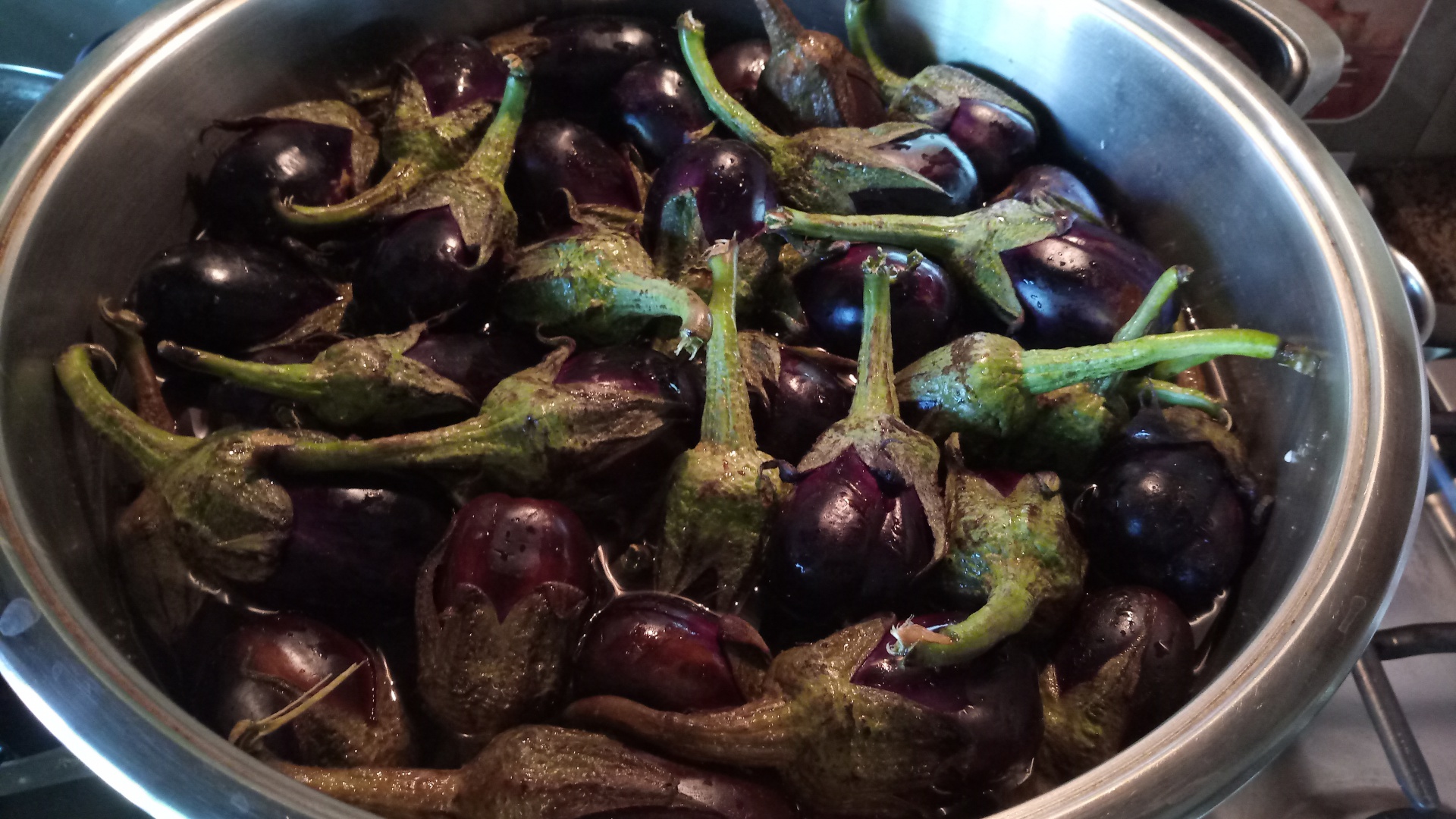 Magdus (vinete mici umplute si murate in ulei de masline)