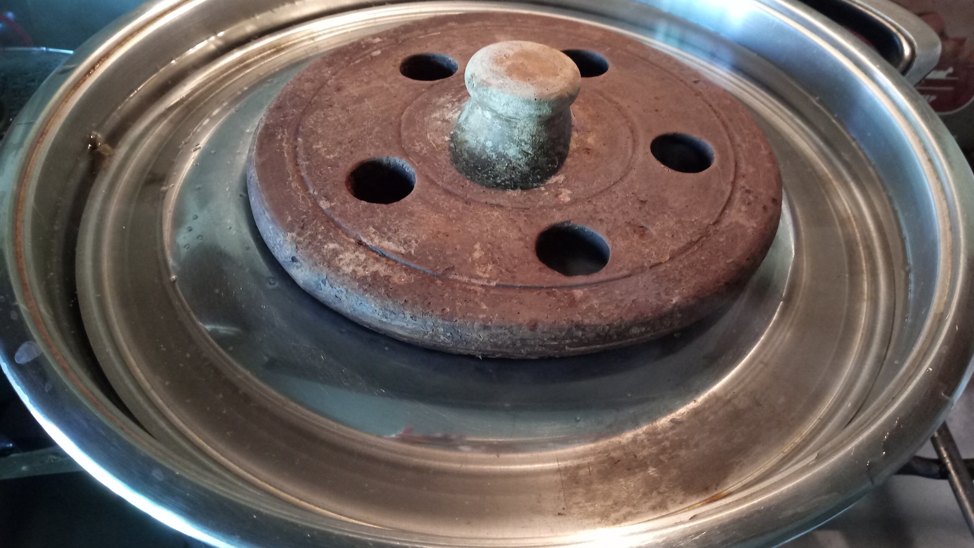 Magdus (vinete mici umplute si murate in ulei de masline)