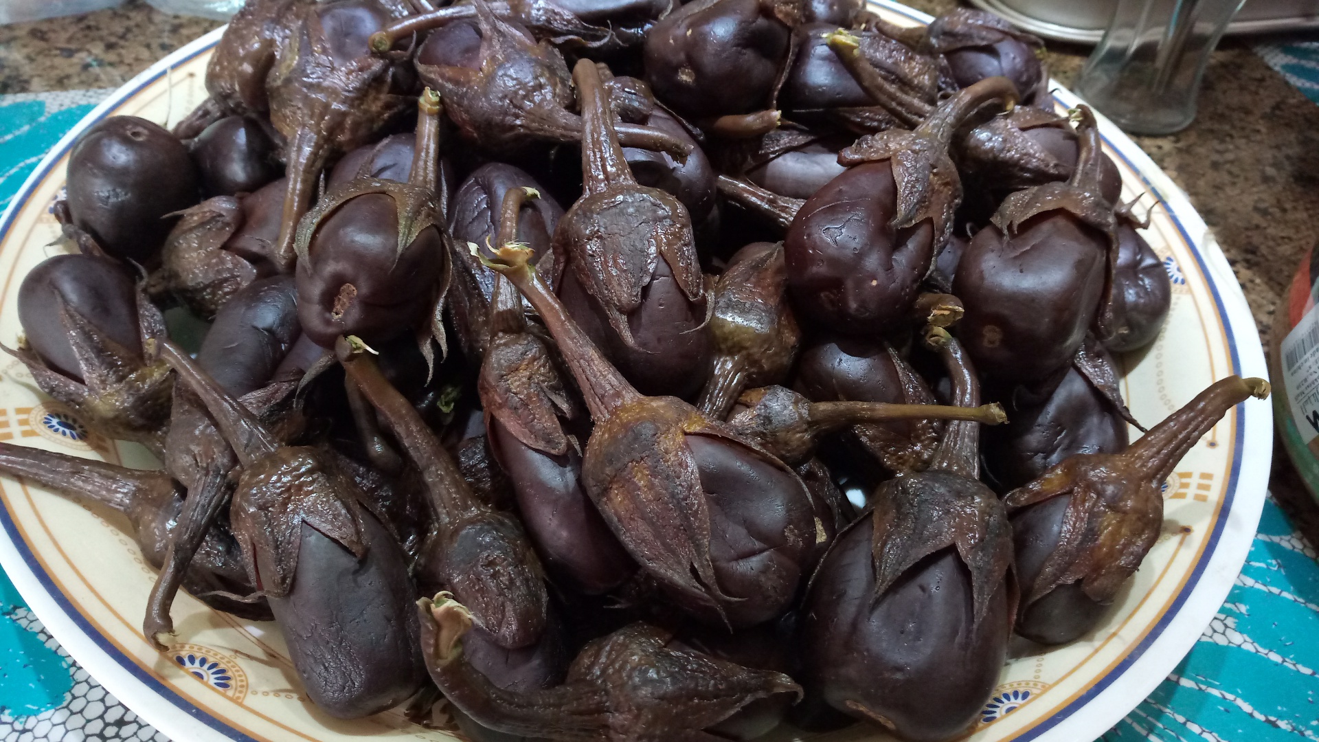 Magdus (vinete mici umplute si murate in ulei de masline)