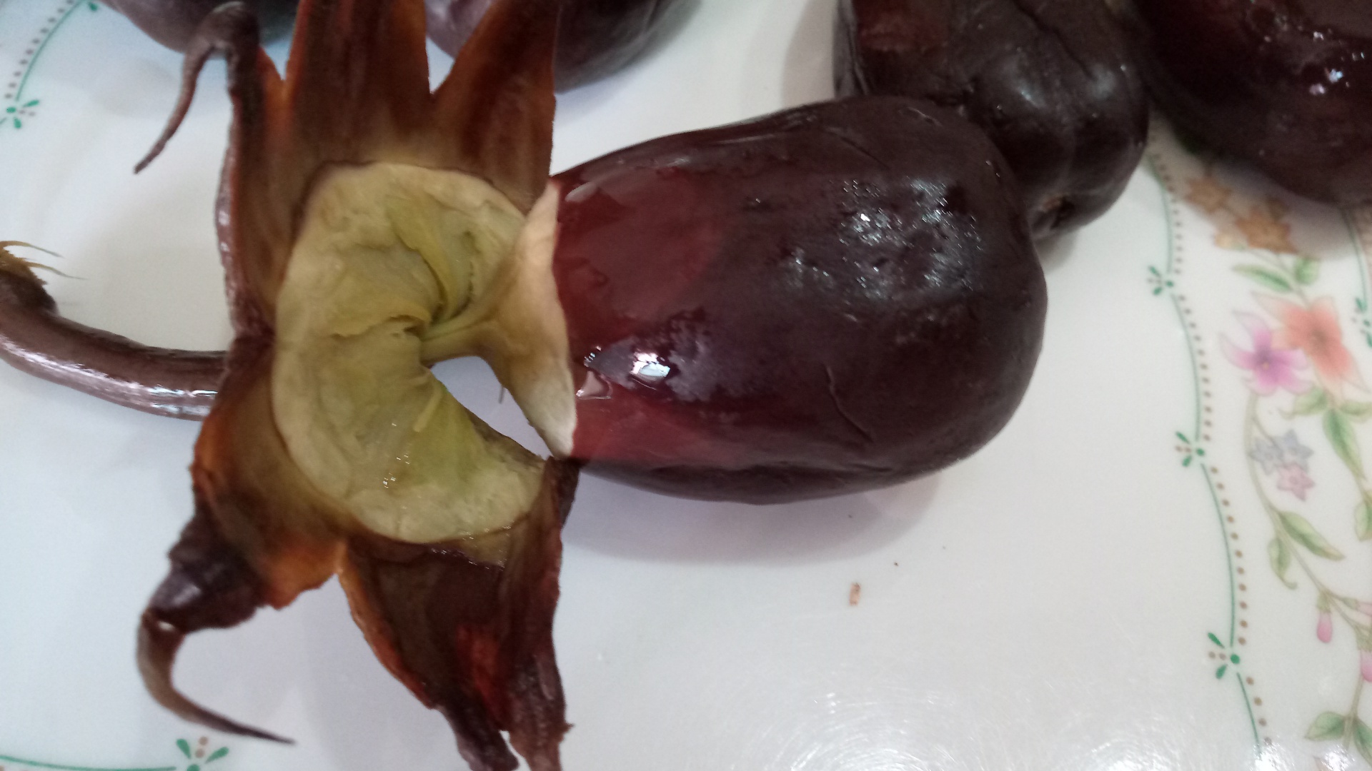 Magdus (vinete mici umplute si murate in ulei de masline)