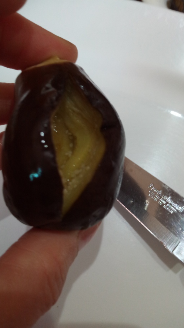 Magdus (vinete mici umplute si murate in ulei de masline)