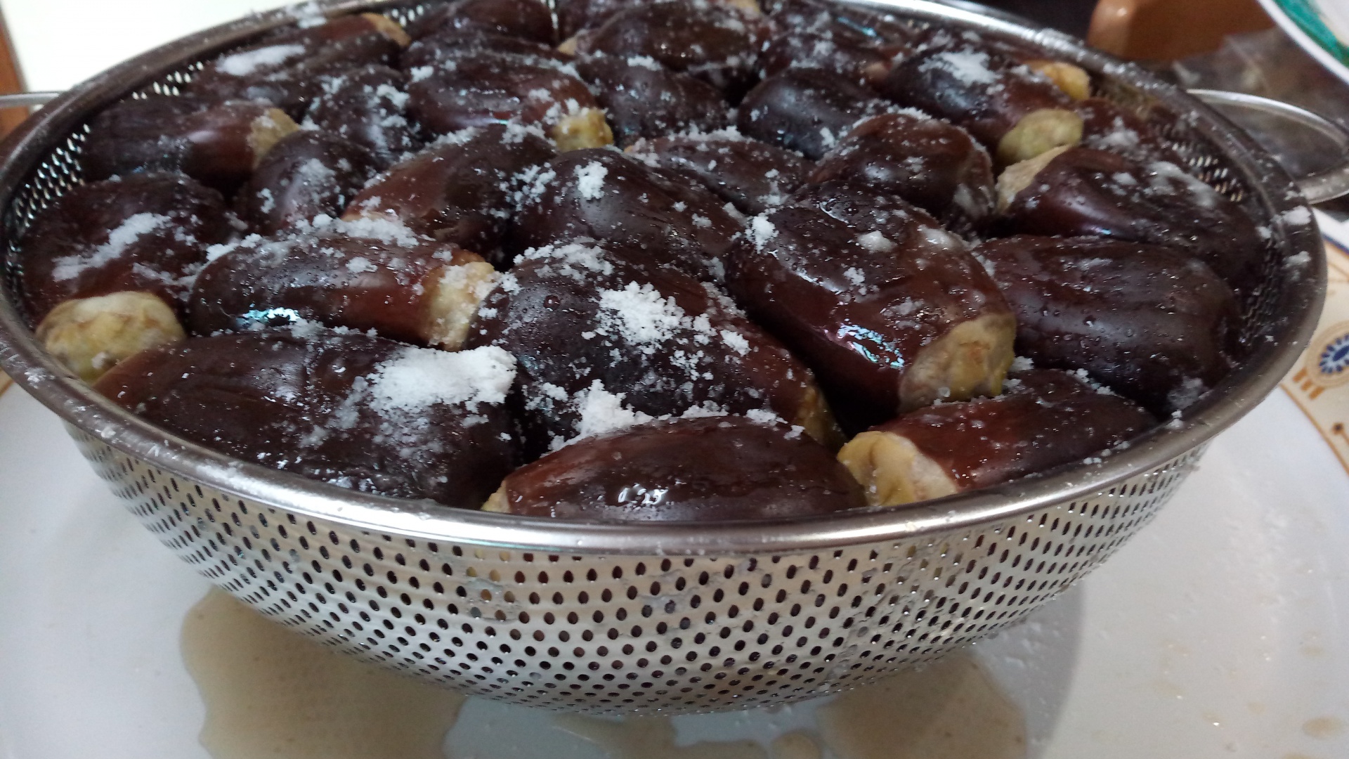 Magdus (vinete mici umplute si murate in ulei de masline)