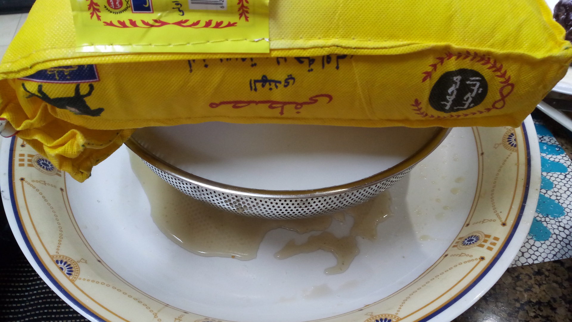 Magdus (vinete mici umplute si murate in ulei de masline)