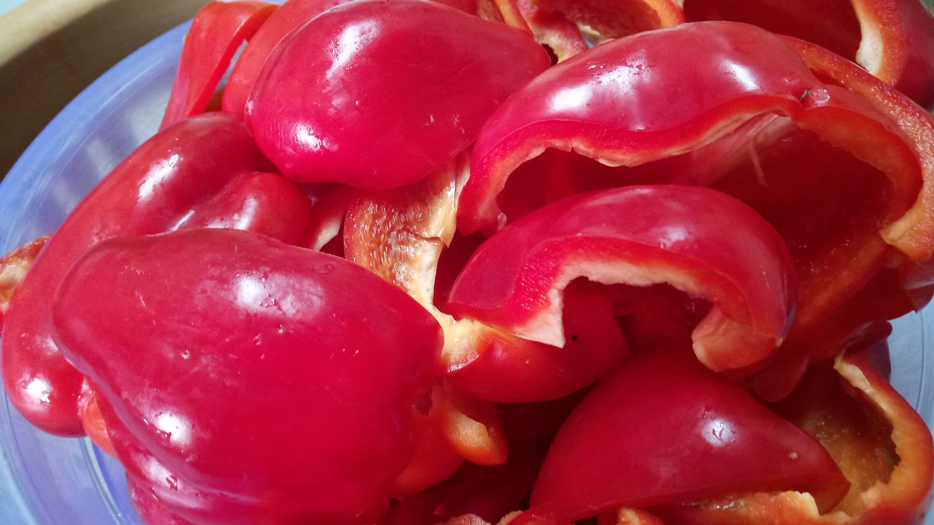 Magdus (vinete mici umplute si murate in ulei de masline)