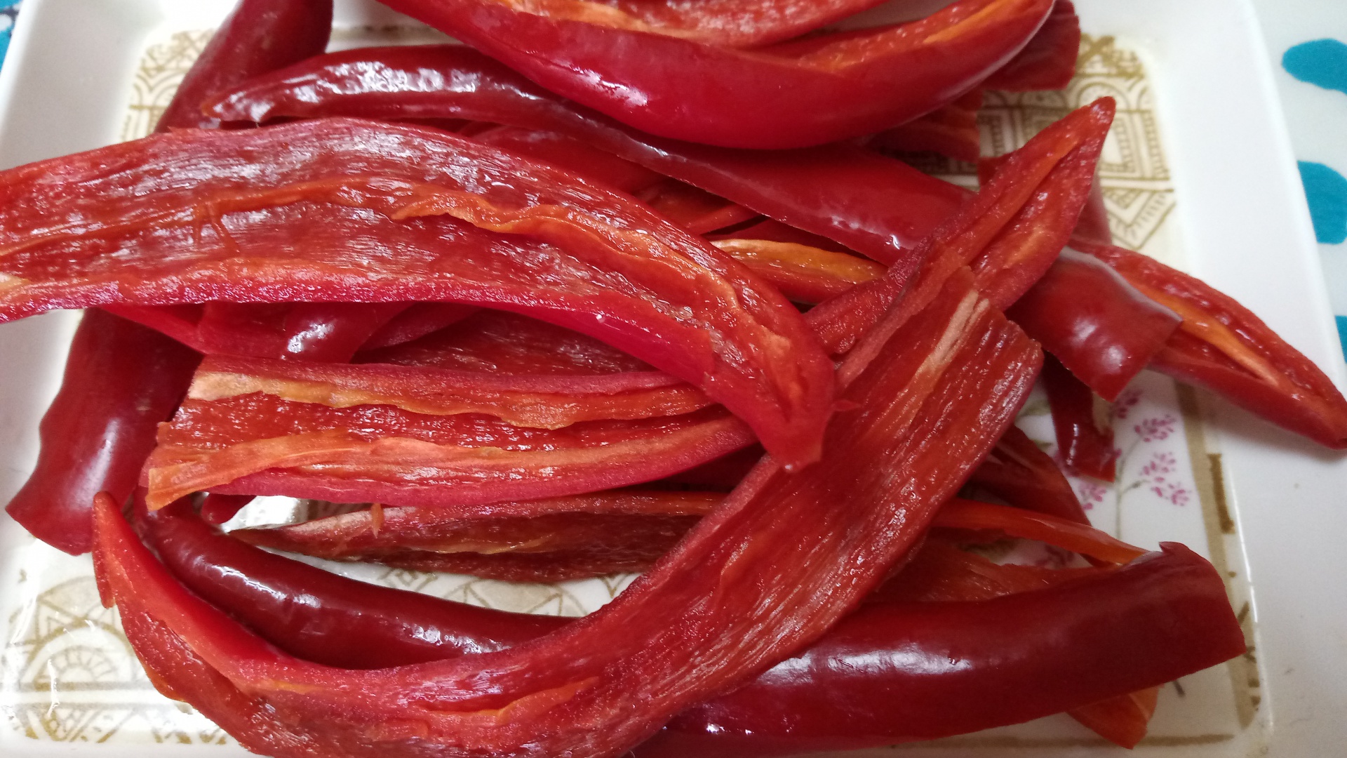 Magdus (vinete mici umplute si murate in ulei de masline)