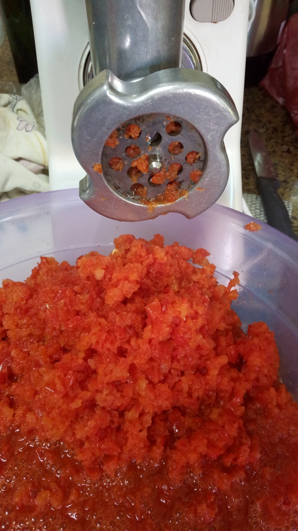 Magdus (vinete mici umplute si murate in ulei de masline)