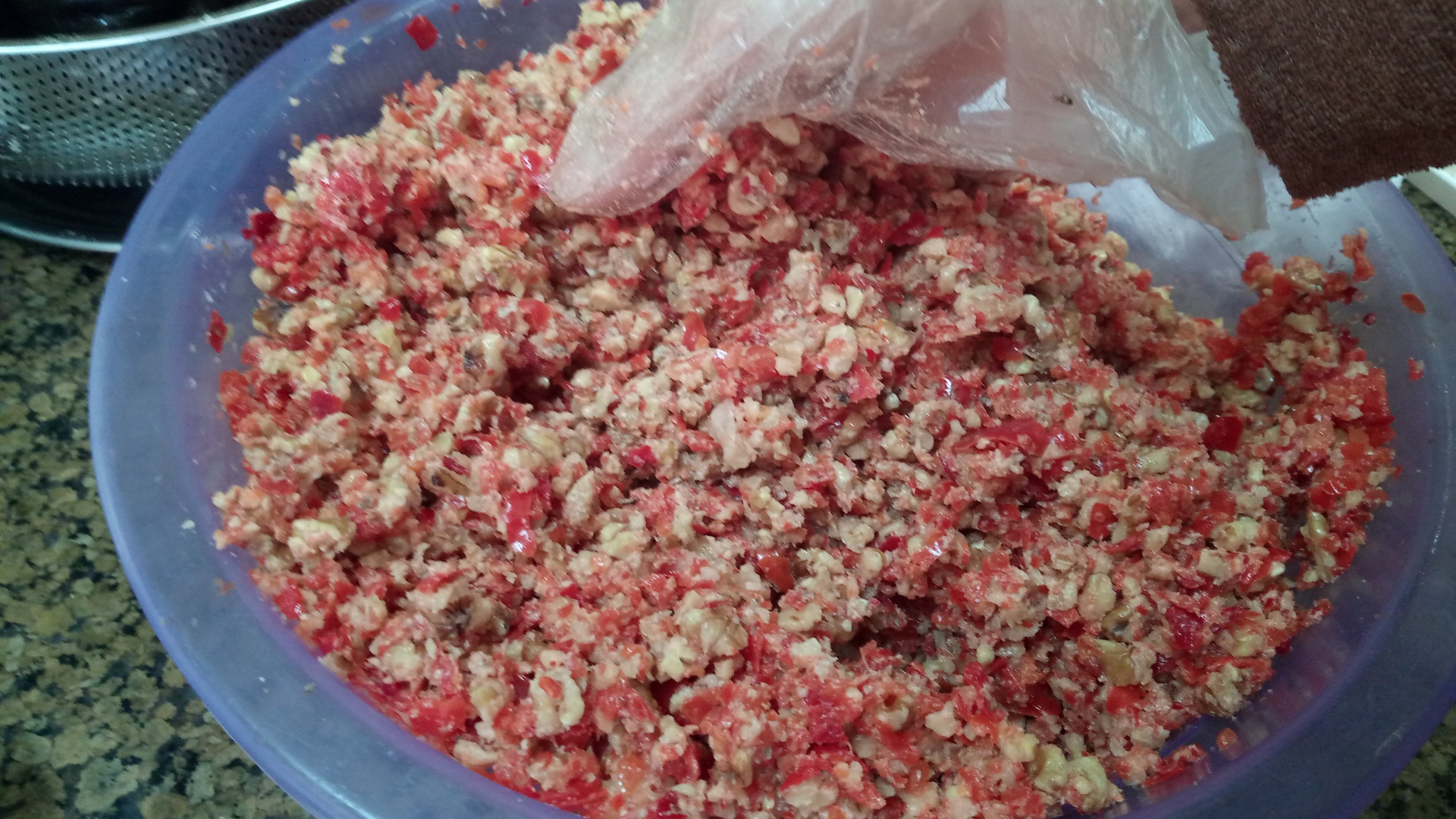 Magdus (vinete mici umplute si murate in ulei de masline)