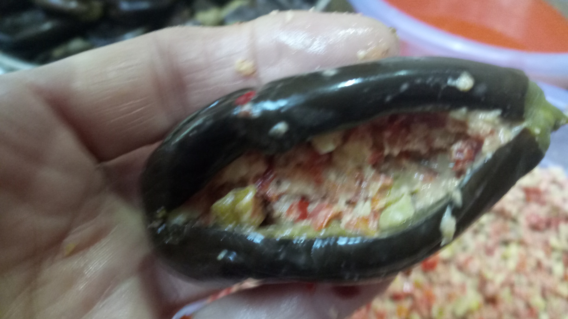 Magdus (vinete mici umplute si murate in ulei de masline)