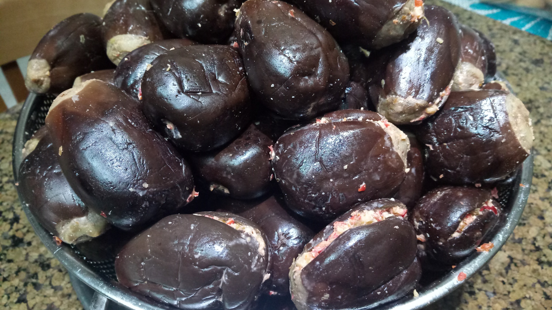 Magdus (vinete mici umplute si murate in ulei de masline)