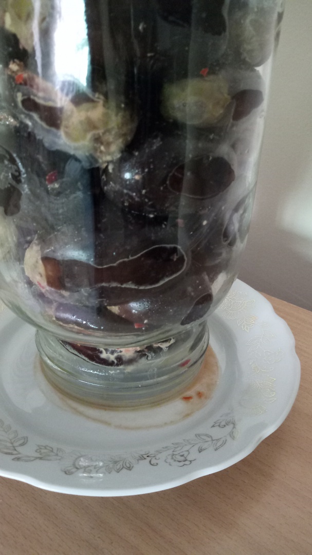 Magdus (vinete mici umplute si murate in ulei de masline)