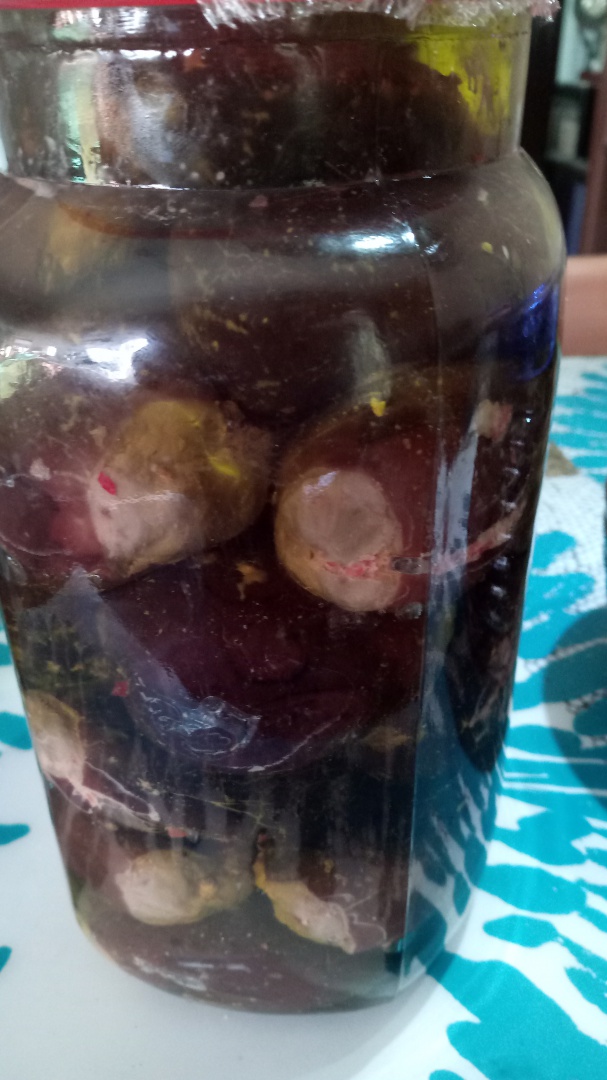 Magdus (vinete mici umplute si murate in ulei de masline)