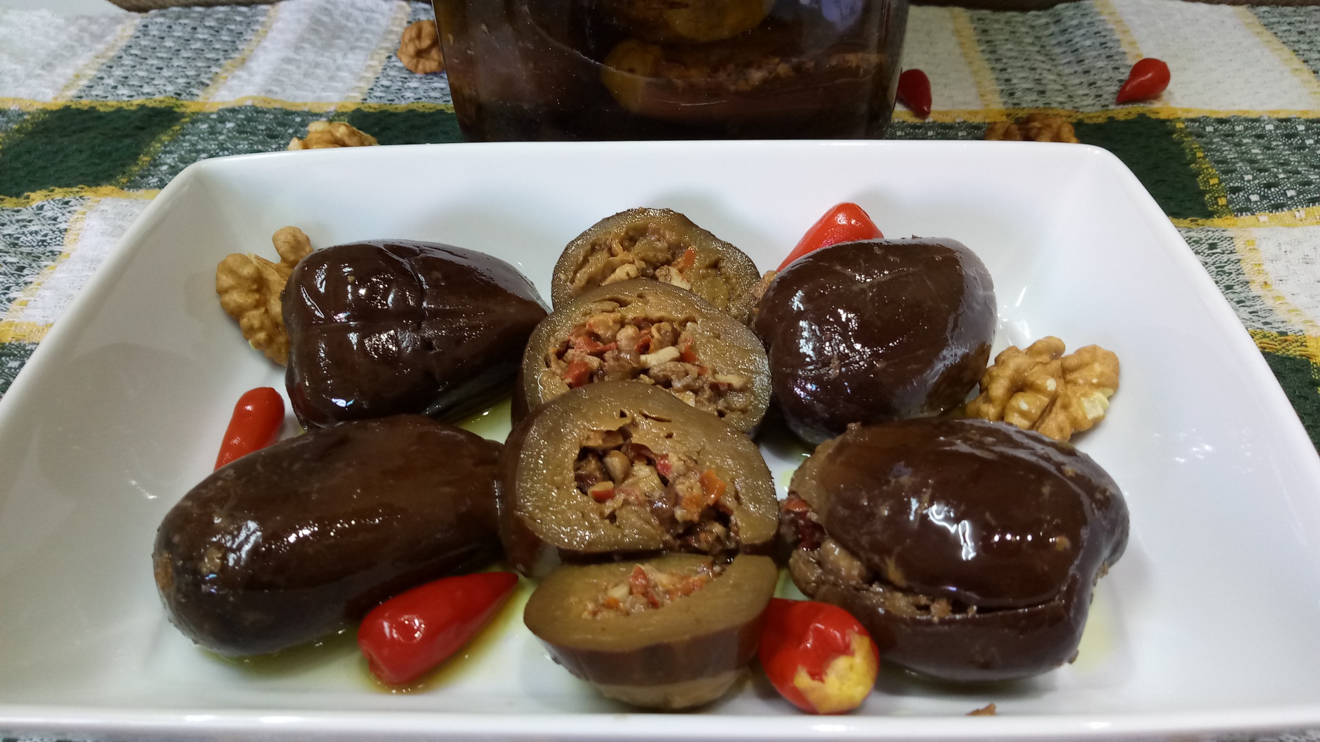 Magdus (vinete mici umplute si murate in ulei de masline)