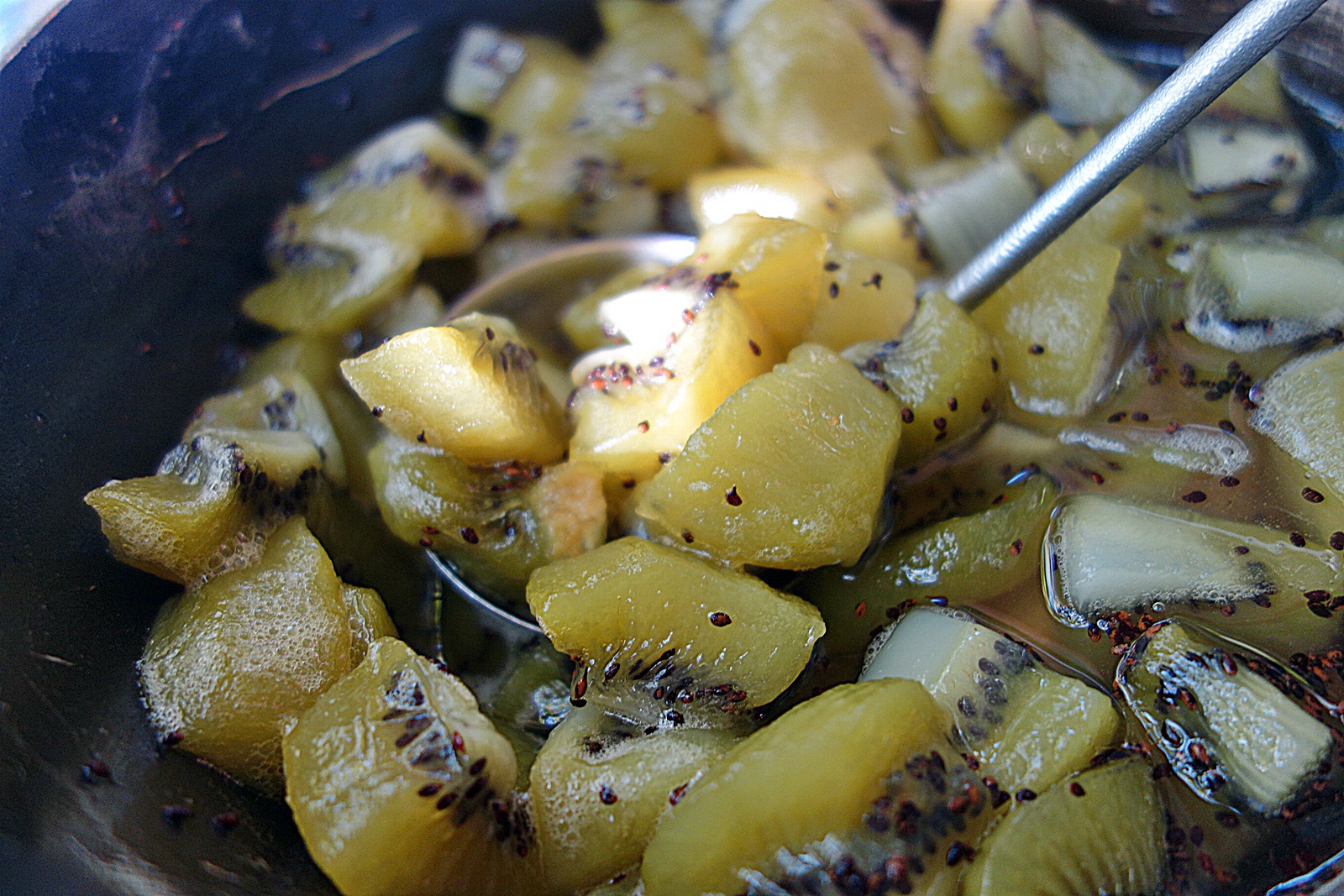 Kiwi in peltea de gutui