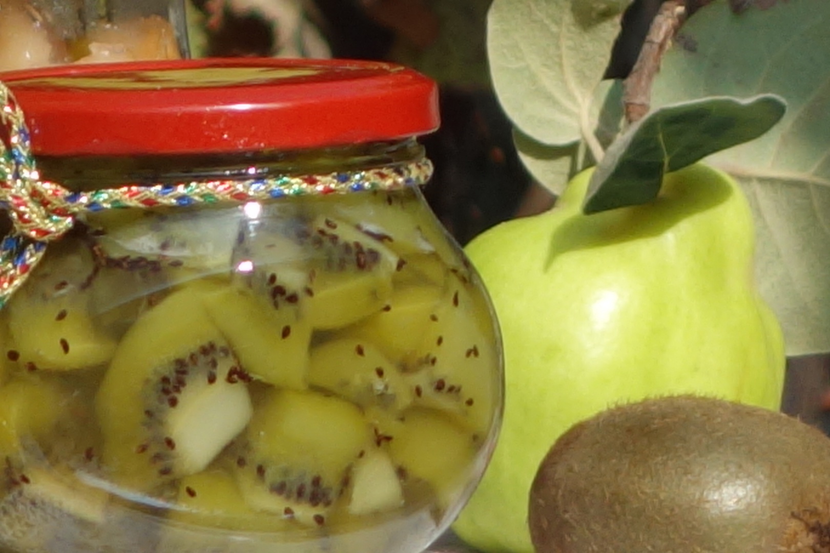 Kiwi in peltea de gutui