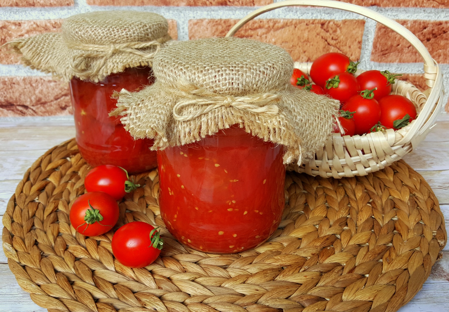 Rosii decojite in suc propriu