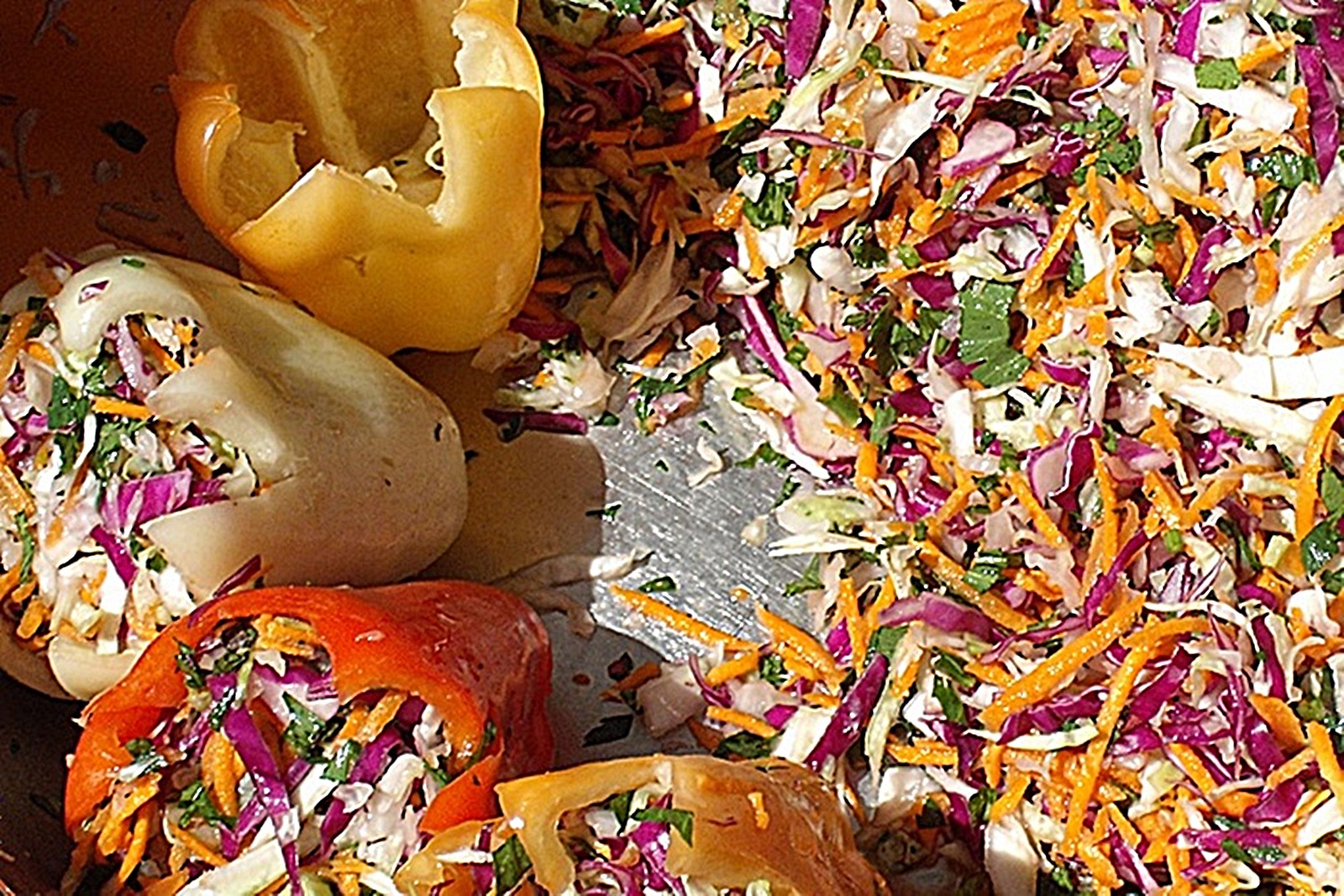 Ardei umpluti cu varza si morcovi