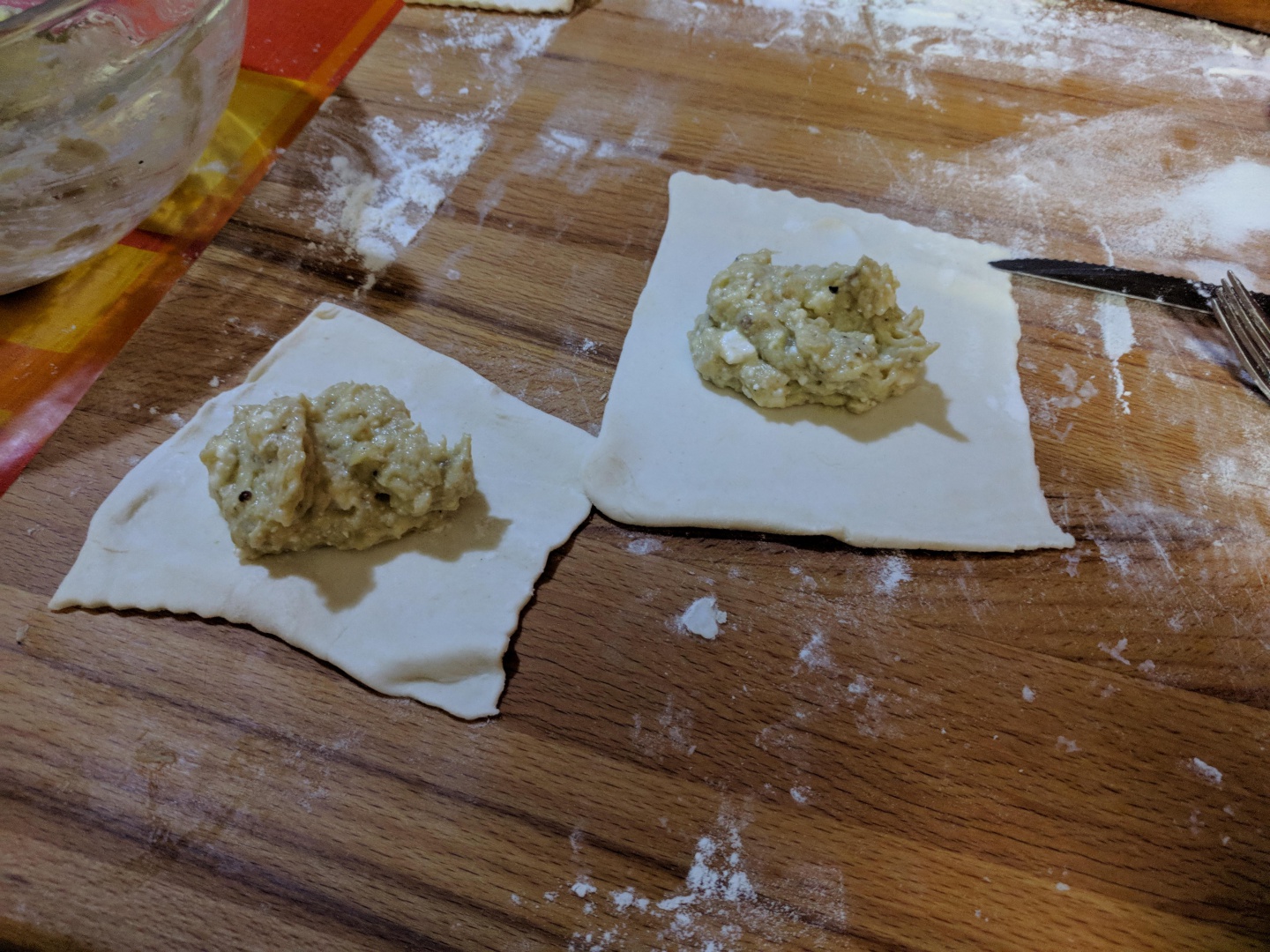 Pateuri cu branza sarata si vanata