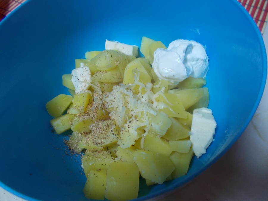 Cotlet de porc in aluat, cu varza si cartofi