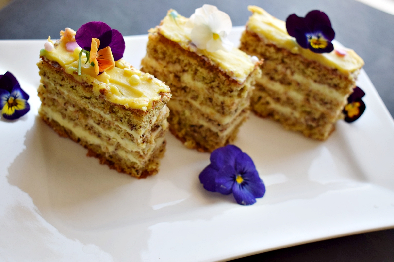 Prajitura cu nuci si crema de vanilie - unul dintre cele mai bune deserturi de casa