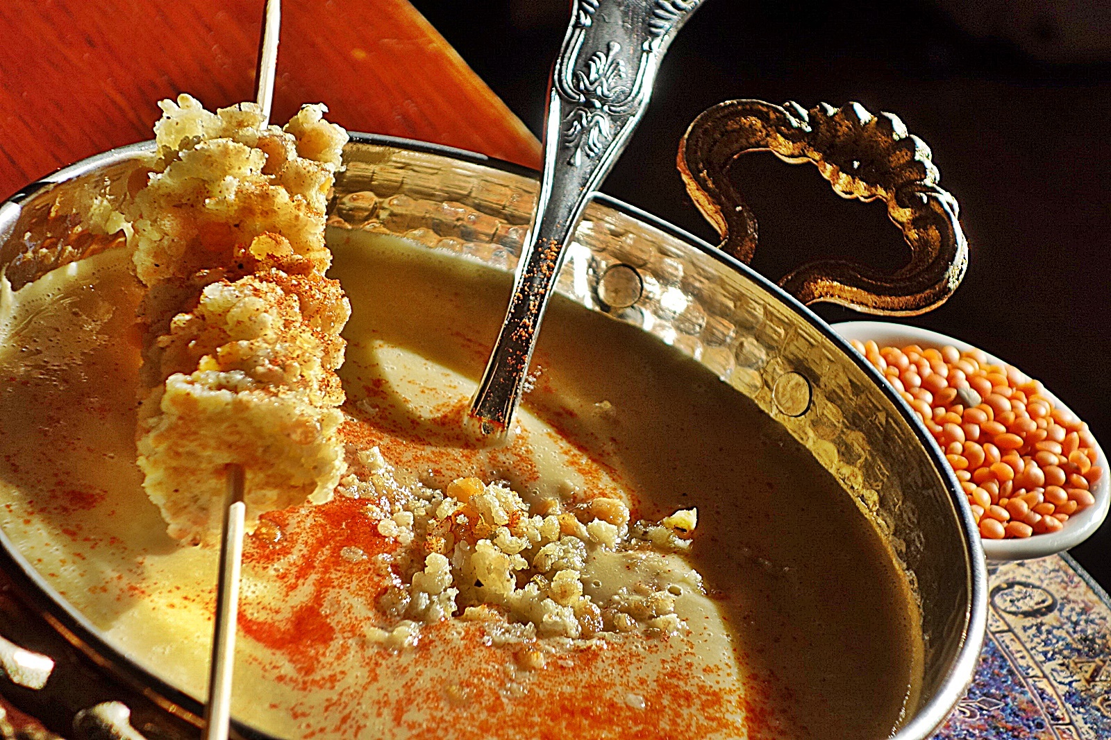 Supa crema de linte cu chipsuri din fulgi de mei