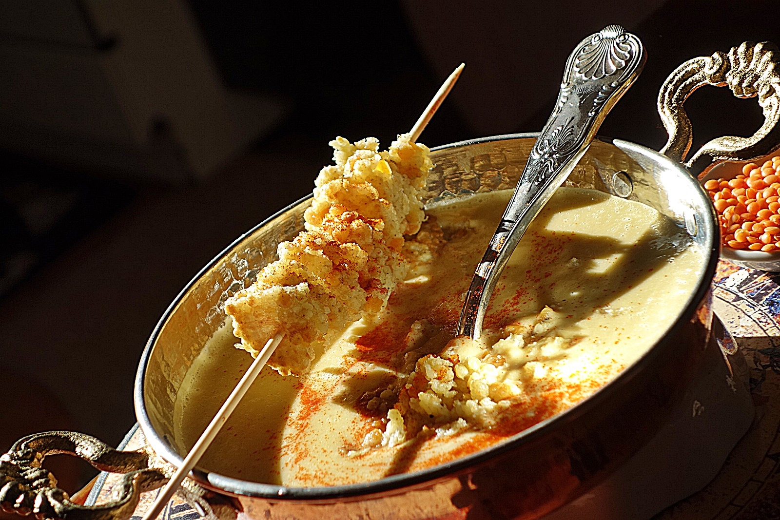 Supa crema de linte cu chipsuri din fulgi de mei