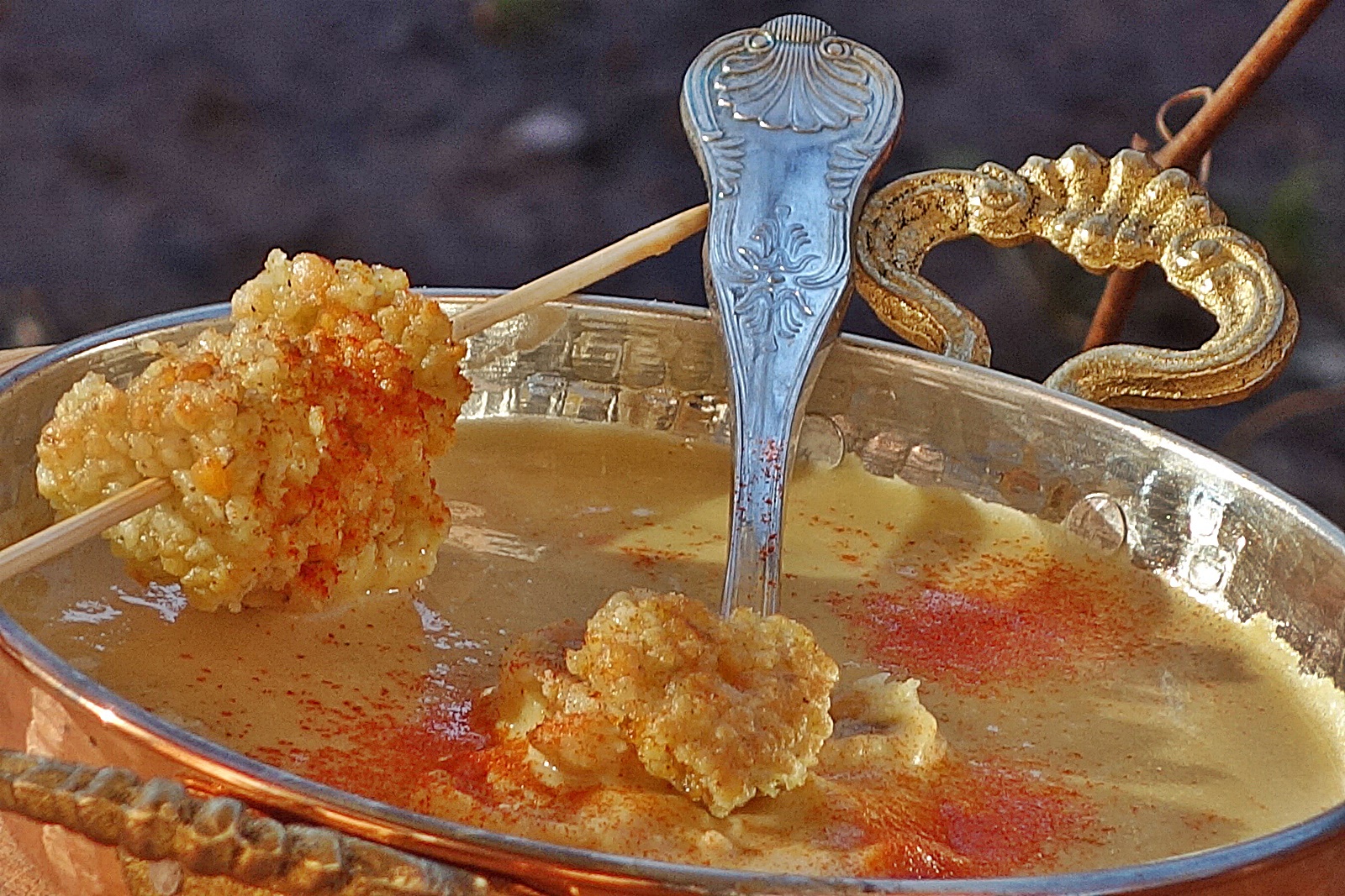 Supa crema de linte cu chipsuri din fulgi de mei