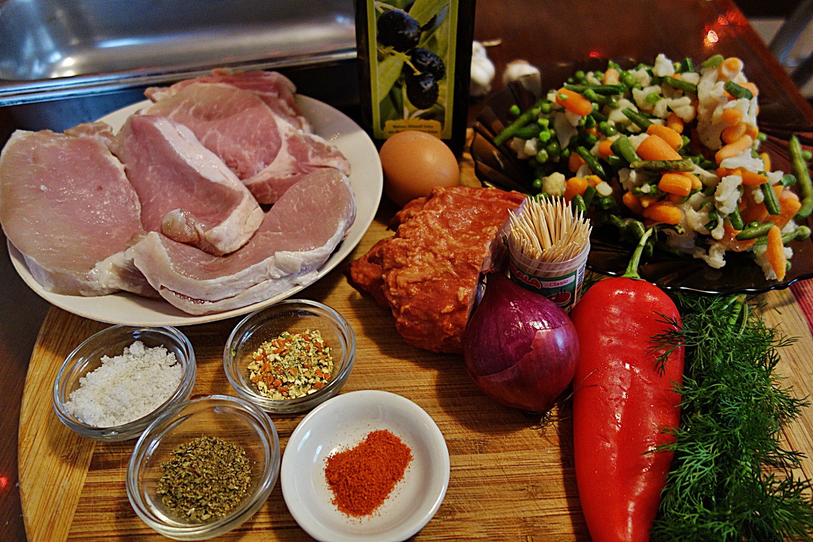 Cotlete de porc umplute cu amestec de legume si kaizer afumat