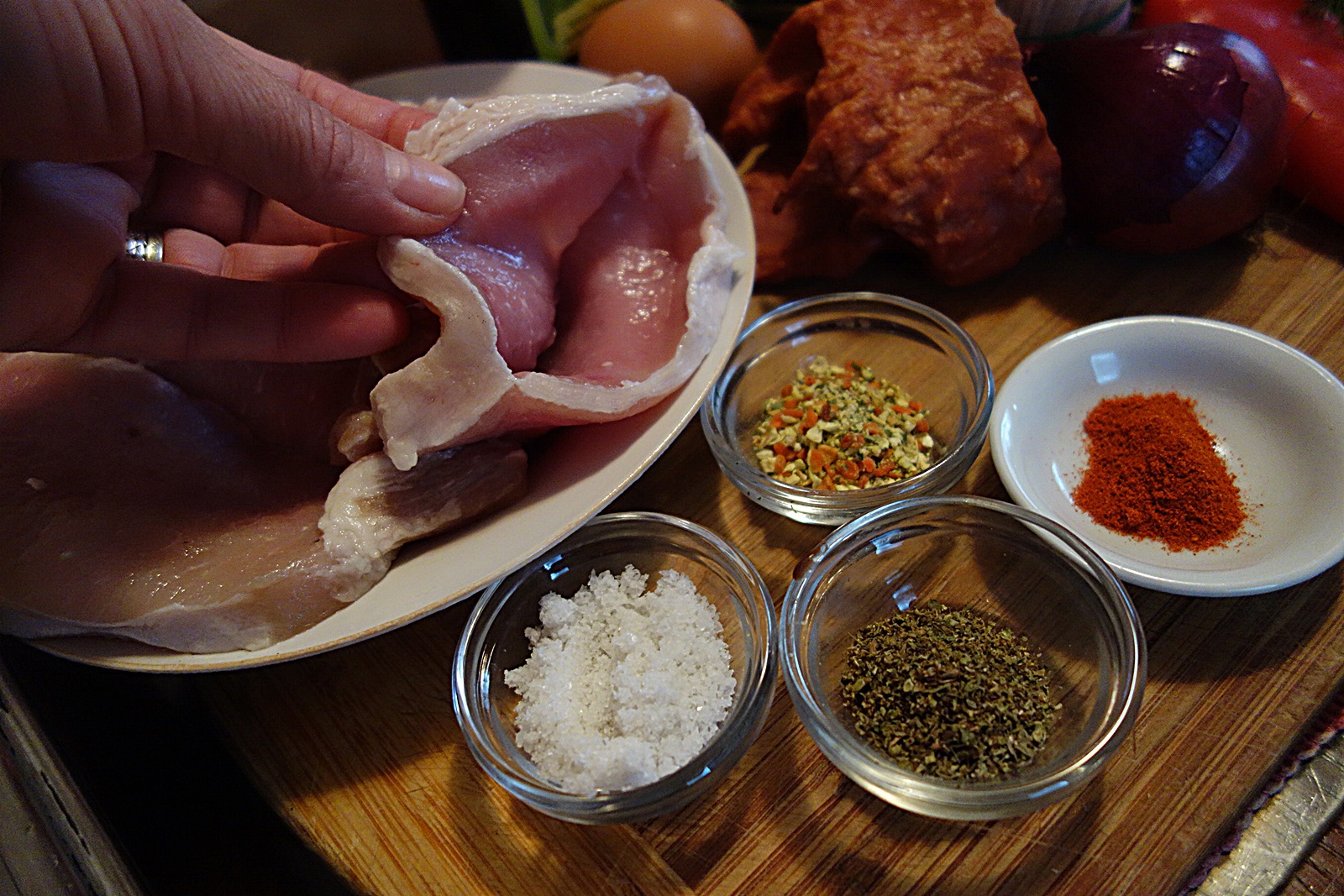 Cotlete de porc umplute cu amestec de legume si kaizer afumat