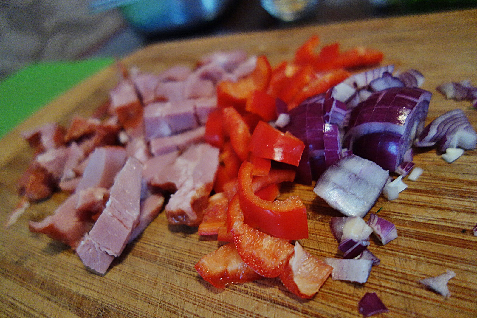 Cotlete de porc umplute cu amestec de legume si kaizer afumat