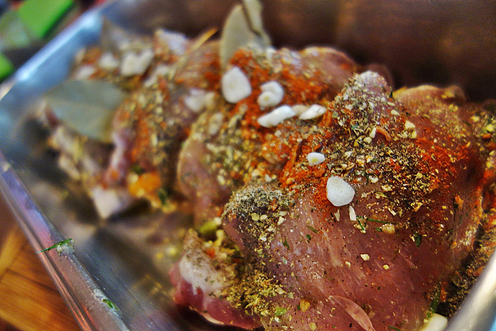 Cotlete de porc umplute cu amestec de legume si kaizer afumat