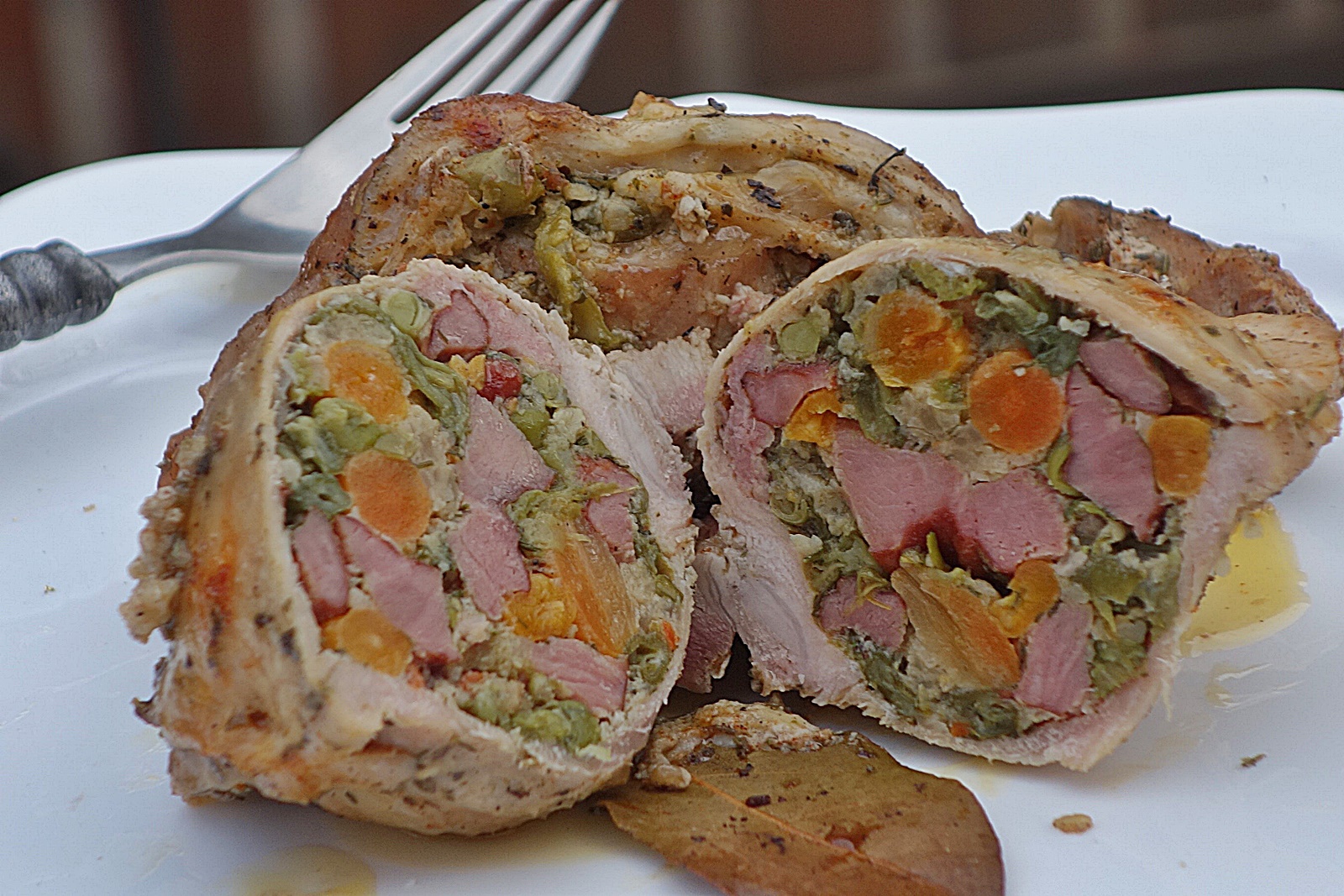 Cotlete de porc umplute cu amestec de legume si kaizer afumat