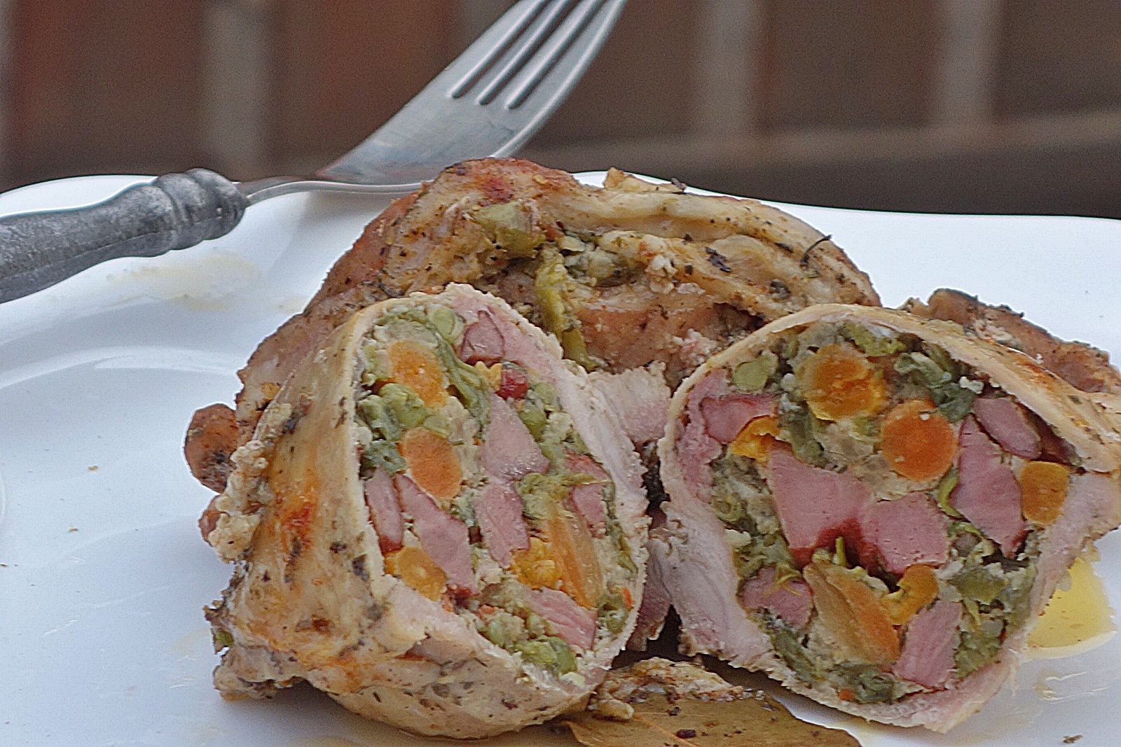 Cotlete de porc umplute cu amestec de legume si kaizer afumat