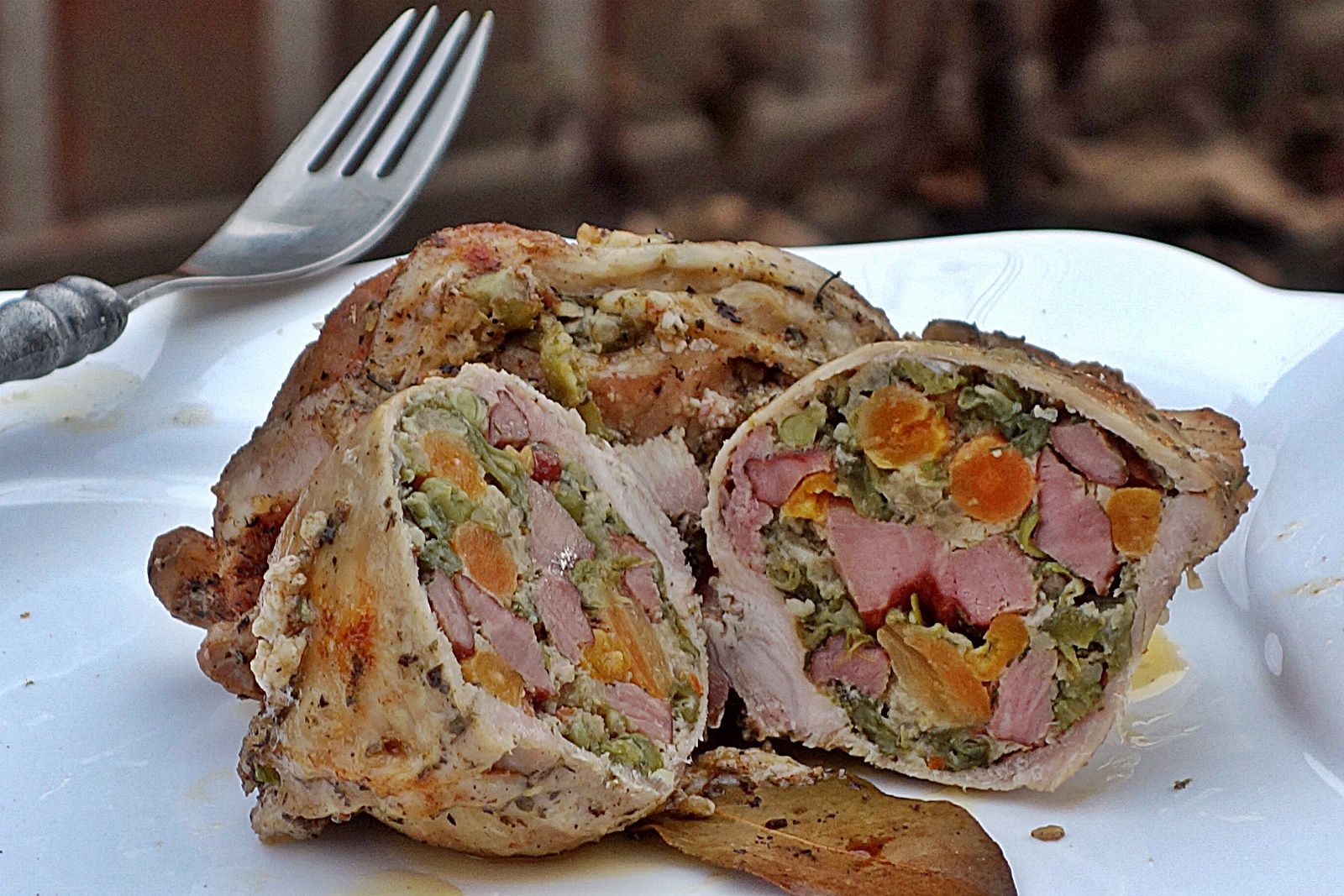 Cotlete de porc umplute cu amestec de legume si kaizer afumat