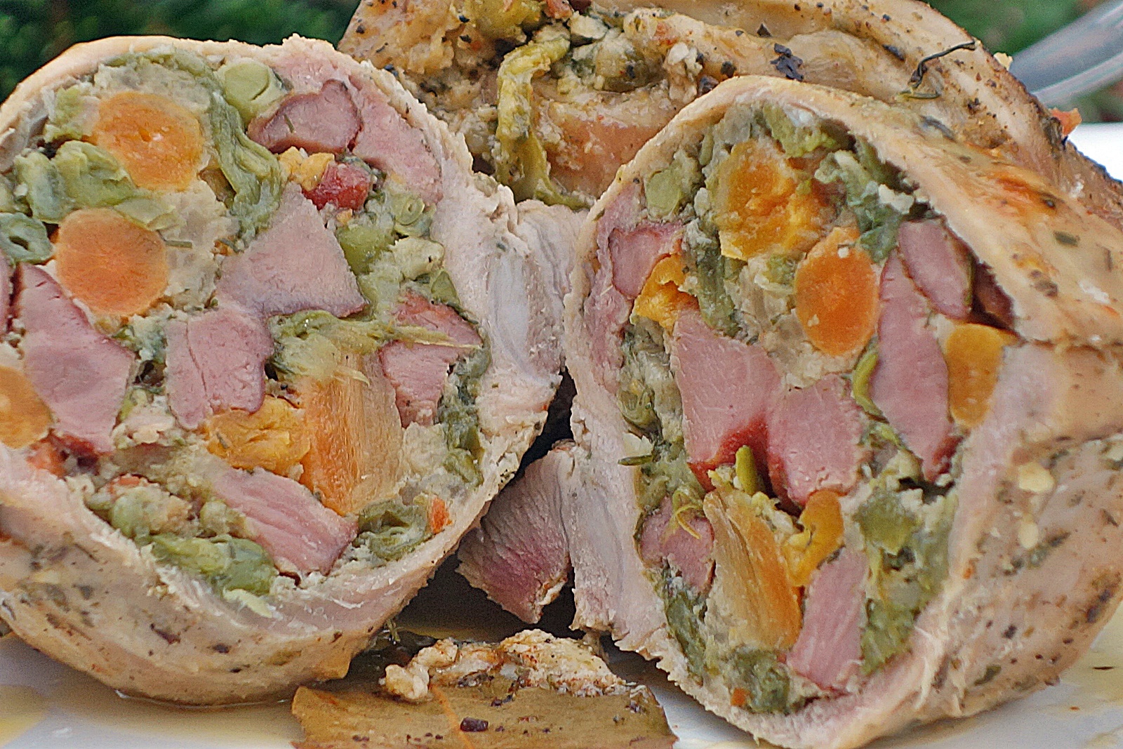 Cotlete de porc umplute cu amestec de legume si kaizer afumat