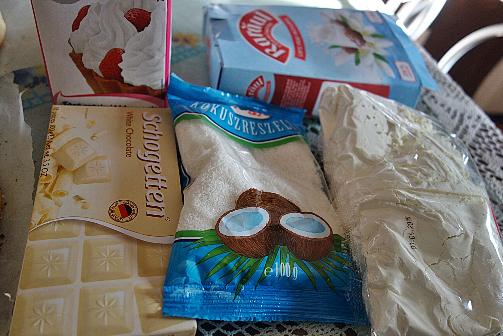 Prajitura cu blat fraged si crema de cocos