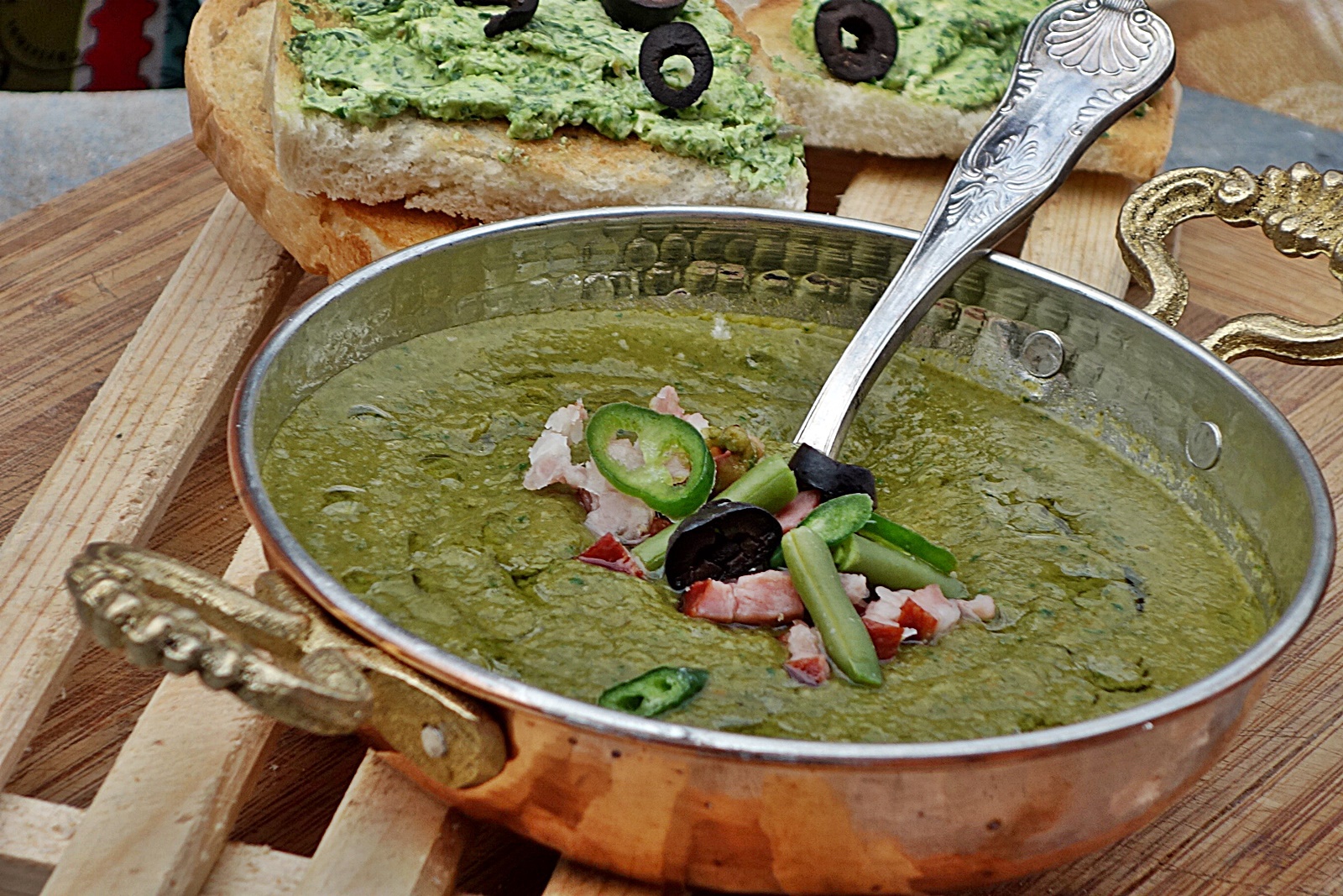 Supa crema de fasole pastai, cu spanac si afumatura