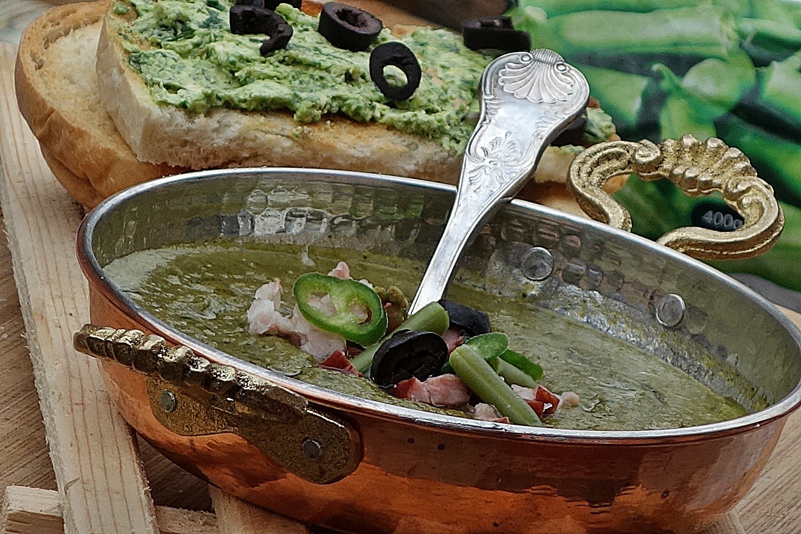 Supa crema de fasole pastai, cu spanac si afumatura