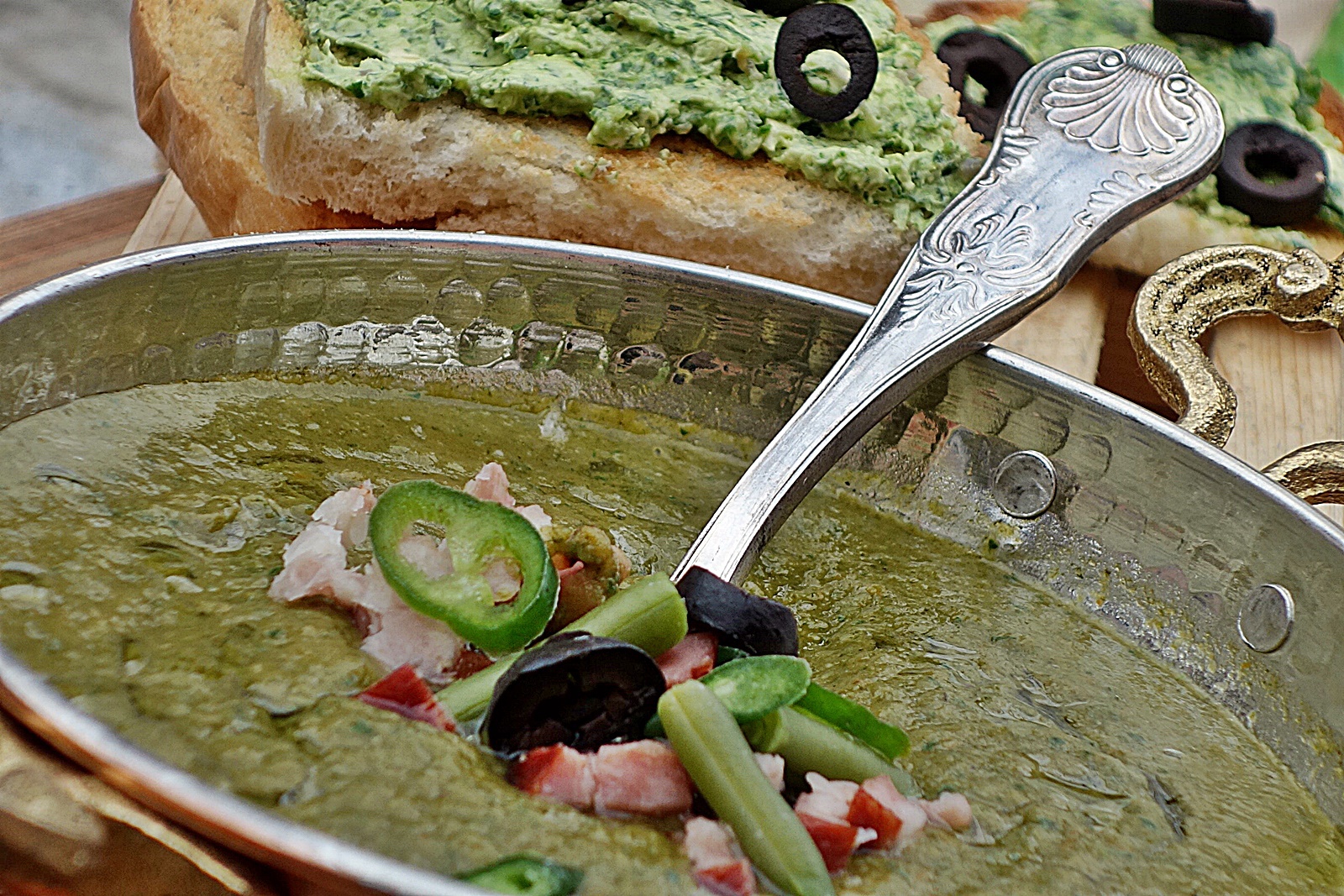 Supa crema de fasole pastai, cu spanac si afumatura