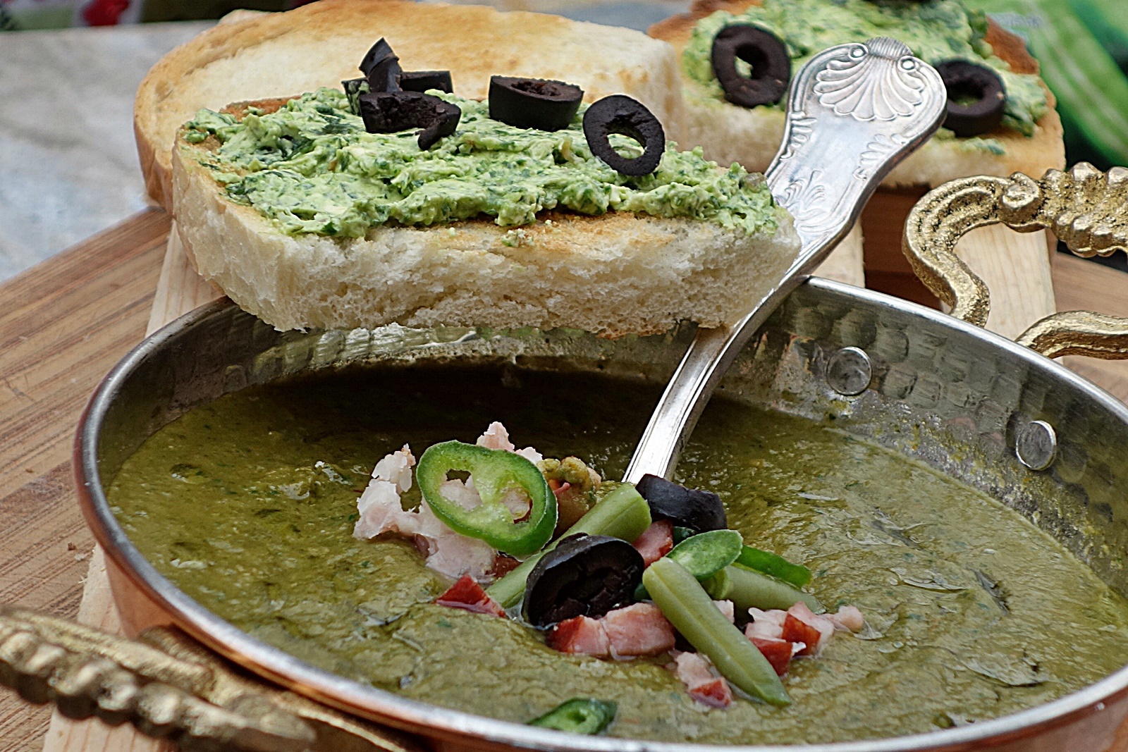 Supa crema de fasole pastai, cu spanac si afumatura