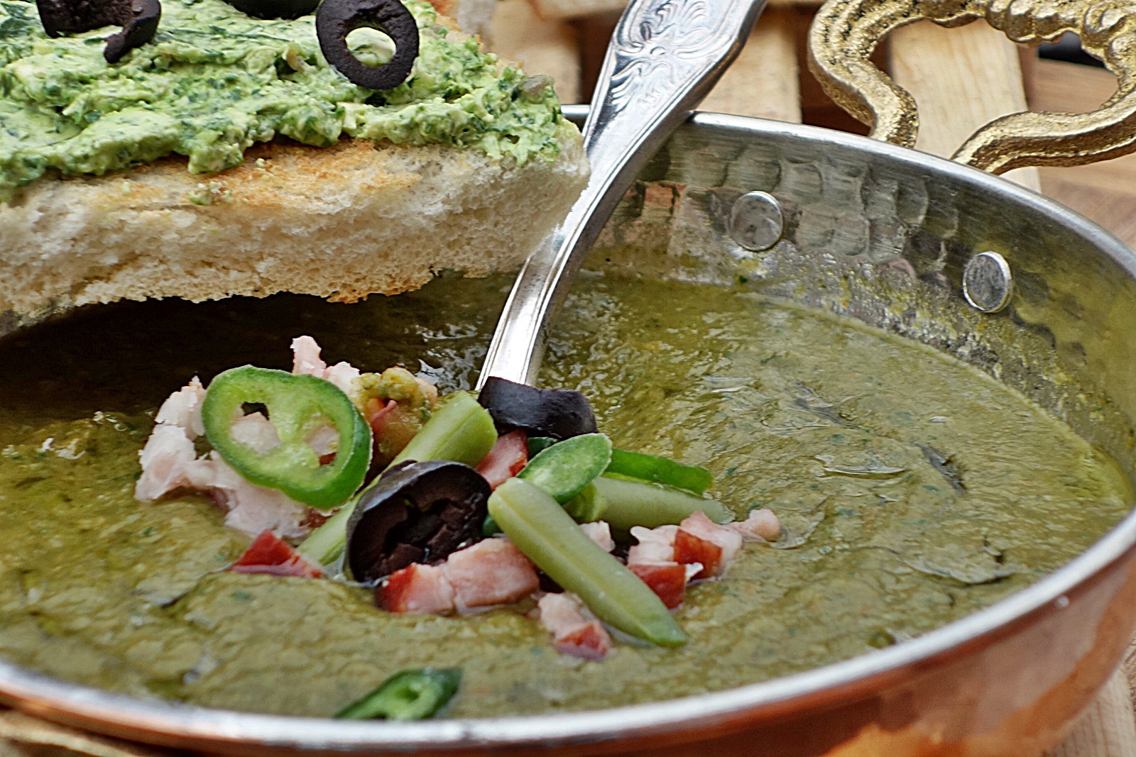 Supa crema de fasole pastai, cu spanac si afumatura