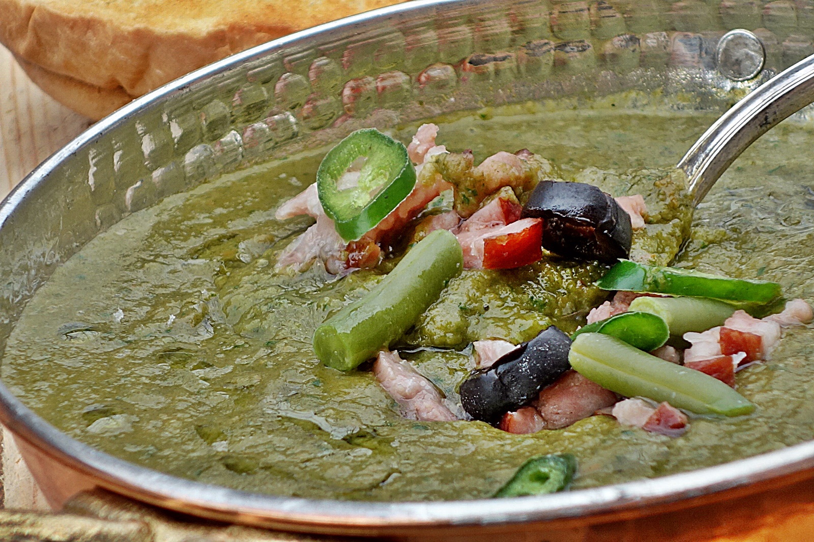 Supa crema de fasole pastai, cu spanac si afumatura