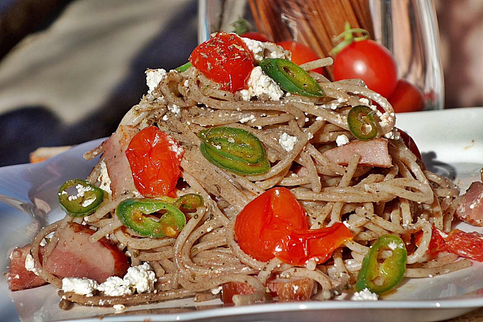 Spaghete picante cu afumatura si cas