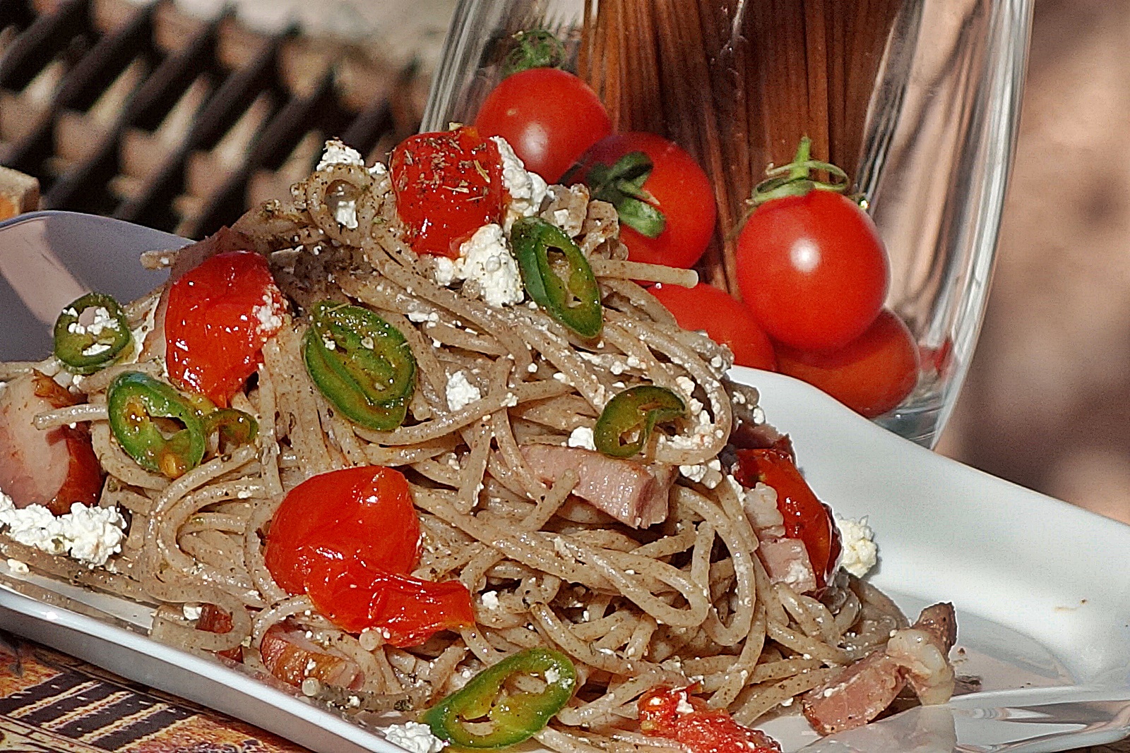 Spaghete picante cu afumatura si cas